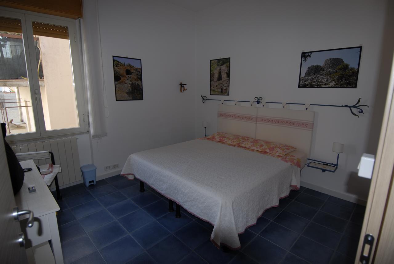 Nughe 'E' Oro Guesthouse Нуоро Екстериор снимка